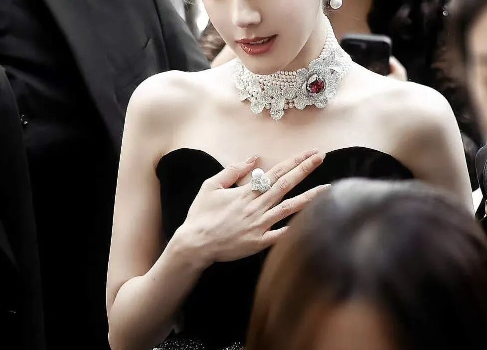迪丽热巴“隐婚生子”后遗症？身体亮红灯背后另有隐情（组图） - 5