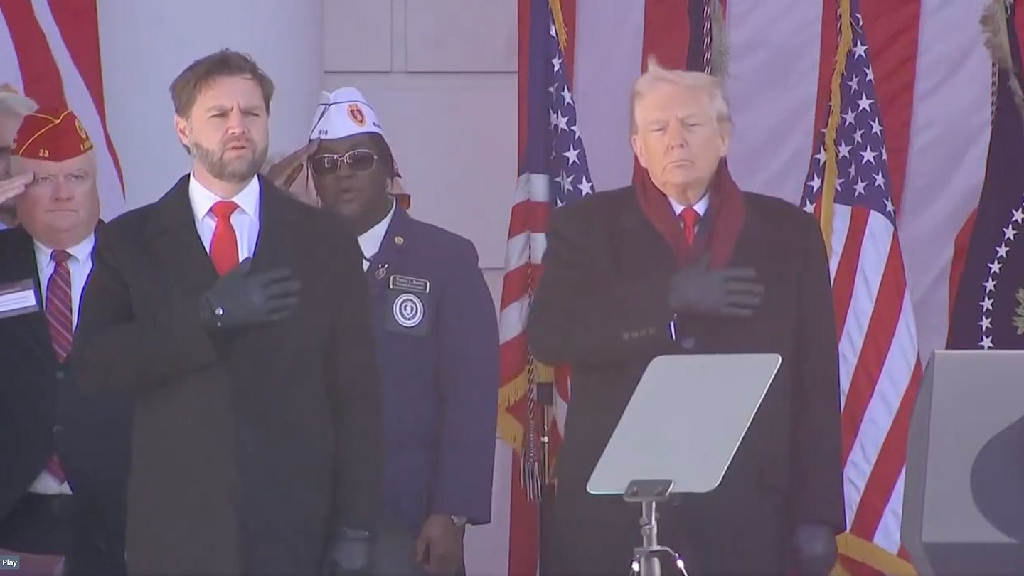 特朗普唱God Bless America仅唱头三字画面曝,网民嘲讽不记得歌词(视频/组图) - 2