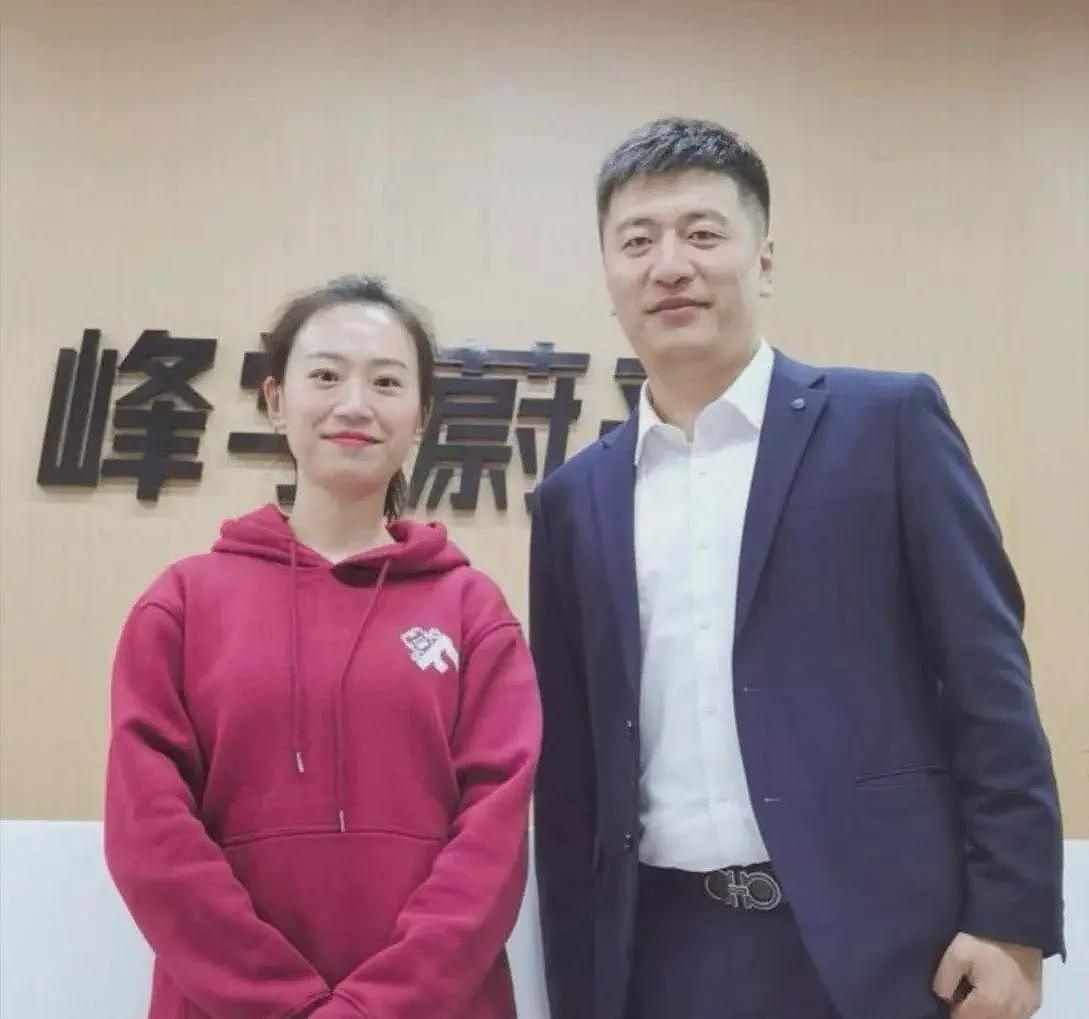 张雪峰新女友身份疑曝光,两人同看演唱会举止亲密,女方才貌双全(组图) - 6
