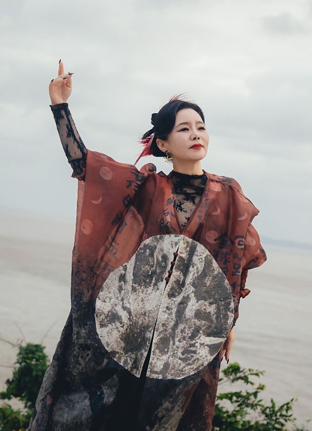 龚琳娜装修大理别墅,离婚后儿子不在身边,独自住山上养猫陪自己(组图) - 12