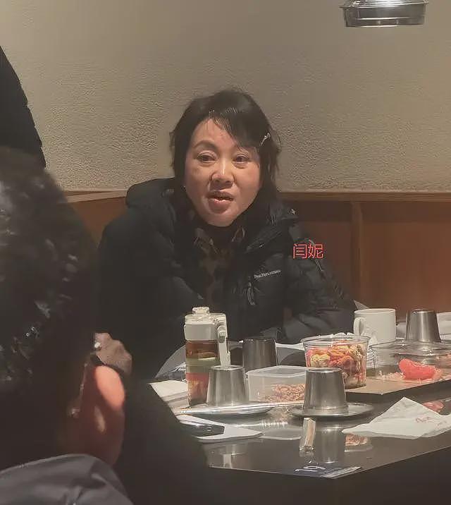 闫妮在沈阳吃烤肉，生图脸肿凹坑，任素汐“吐雾”抢眼，桌上没肉全是干果（组图） - 3