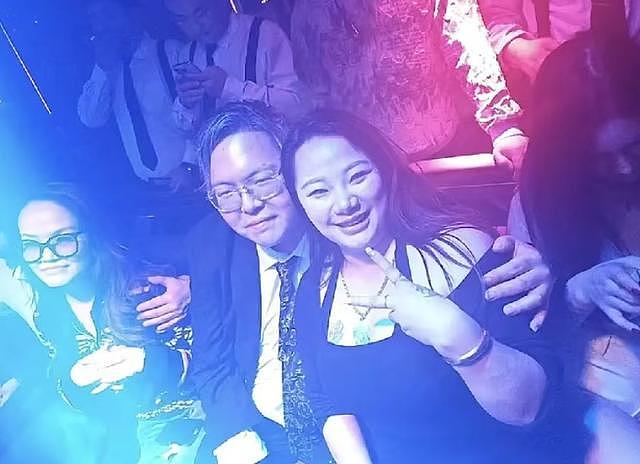 向佑算是没救了！现身南昌酒吧，烟酒不离手，旁边的女人又胖又颓（组图） - 5