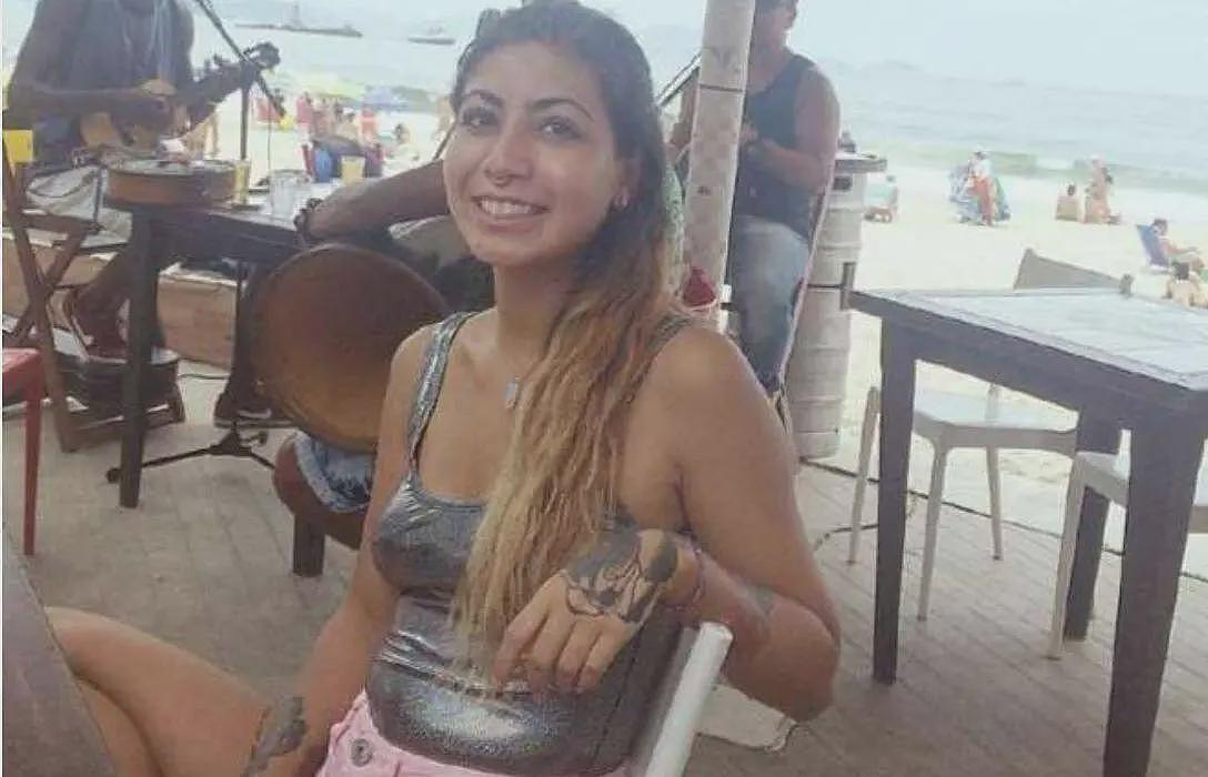 25岁女歌手开启环游世界之旅，10天后赤身裸体出现在海滩（组图） - 4
