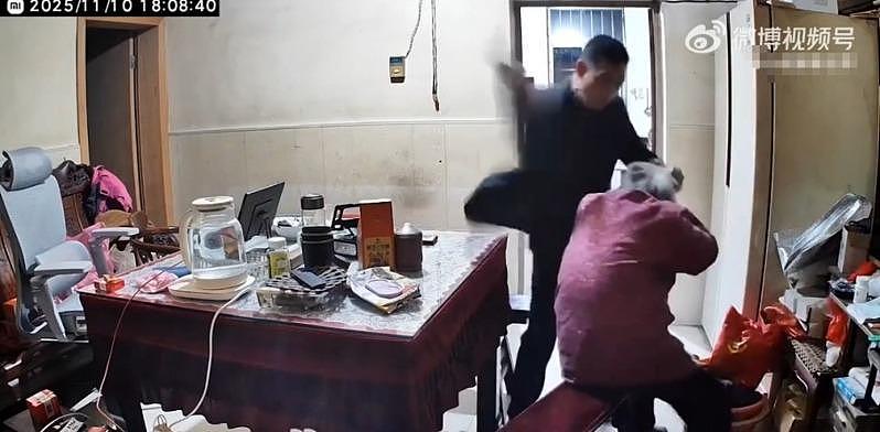 搧耳光、扯头发…江苏男子毒打93岁母亲,下场曝光(视频/图) - 1