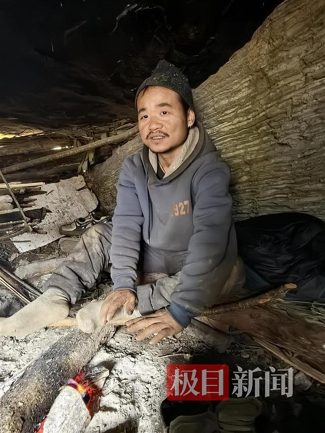 实探张家界荒野求生选手“苗王”的庇护所:堆着大量猕猴桃等野果,一个多月他只瘦了10多斤(组图) - 1