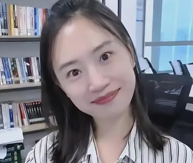 张雪峰晒婚戒辟谣出轨后续:看演唱会女子账号被扒,海量美照曝光(组图) - 8
