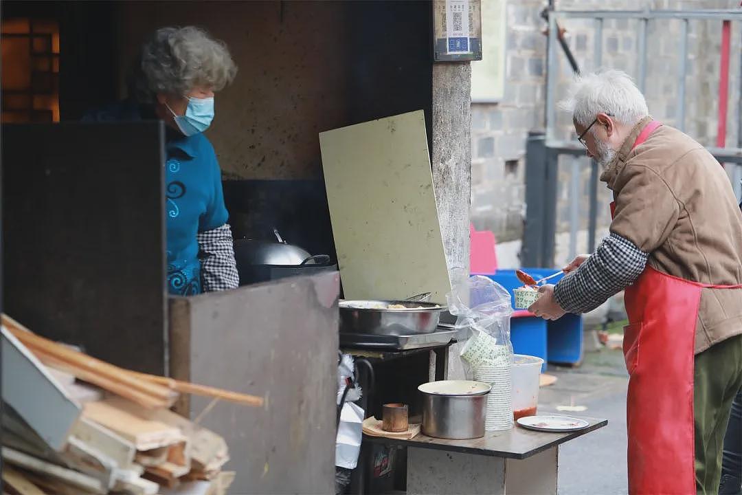 【情感】南京爷爷的柴火馄饨火了！有困难免费吃、卖房救女婿，老两口用爱温暖一座城（组图） - 5