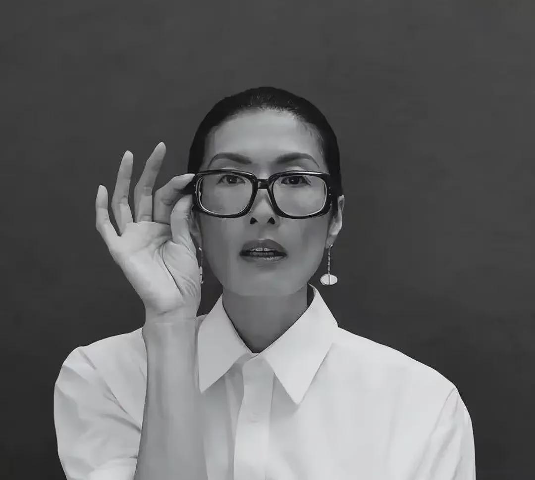 纪梵希家族继承人大婚!自曝“最抠婚礼”,戒指0元购...(组图) - 36
