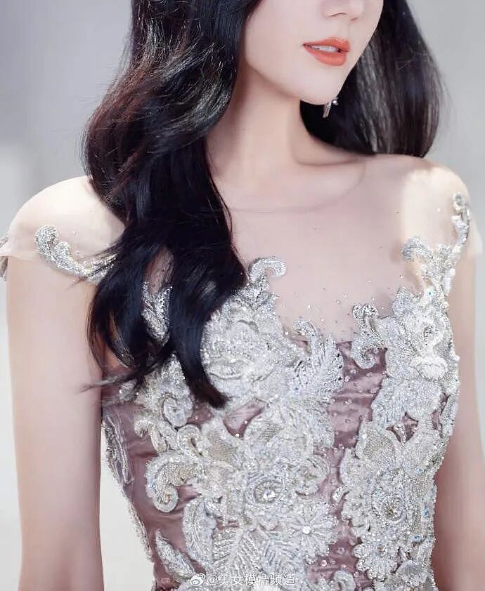 迪丽热巴“隐婚生子”后遗症？身体亮红灯背后另有隐情（组图） - 4