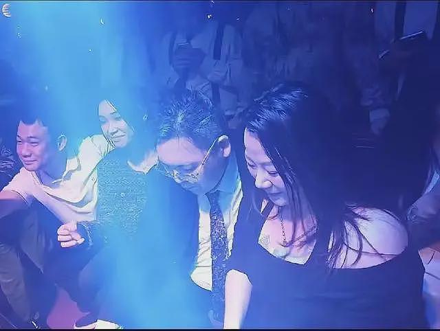彻底没救了！向佑现身南昌酒吧，新交的女友又胖又颓，烟酒不离手（组图） - 4