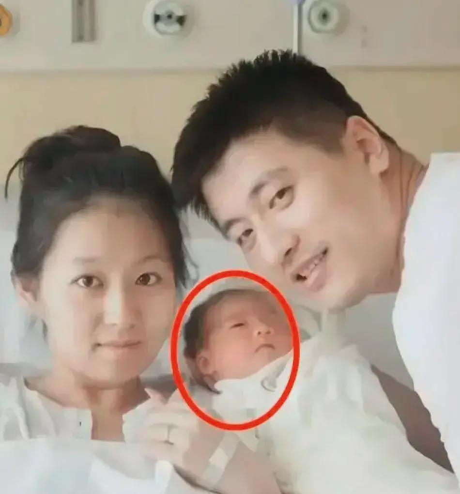张雪峰新女友身份疑曝光,两人同看演唱会举止亲密,女方才貌双全(组图) - 3