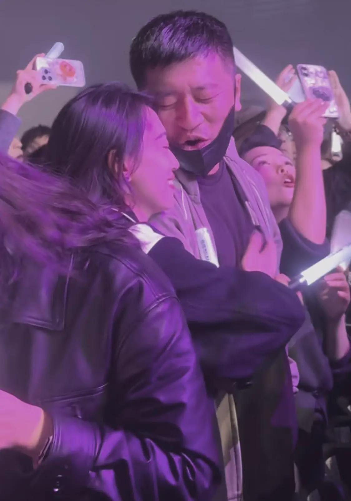 张雪峰新女友身份疑曝光,两人同看演唱会举止亲密,女方才貌双全(组图) - 7