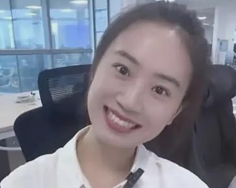 张雪峰晒婚戒辟谣出轨后续:看演唱会女子账号被扒,海量美照曝光(组图) - 9