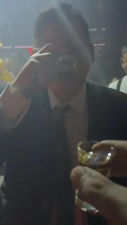 向佑算是没救了！现身南昌酒吧，烟酒不离手，旁边的女人又胖又颓（组图） - 15