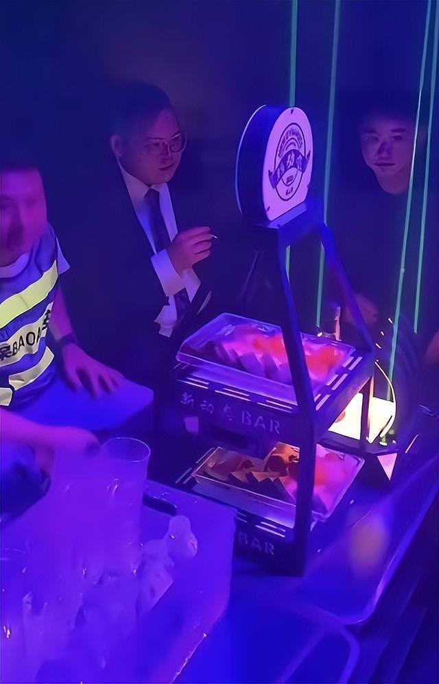 向佑算是没救了！现身南昌酒吧，烟酒不离手，旁边的女人又胖又颓（组图） - 6