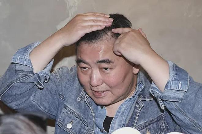 中年失婚又丧母,58岁男星感慨人生凄凉,投资赔了2亿欠债还不完(组图) - 7