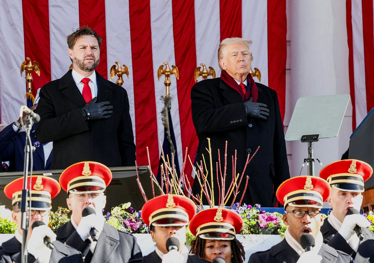 特朗普唱God Bless America仅唱头三字画面曝,网民嘲讽不记得歌词(视频/组图) - 4