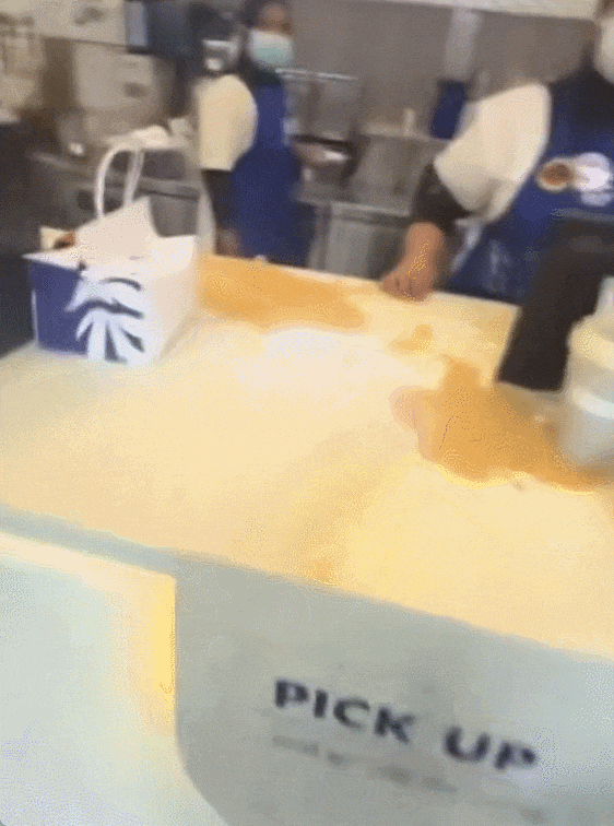 “做这些的都是中国人”!一大马店员被泼咖啡、脏话侮辱...现场画面流出(组图) - 2
