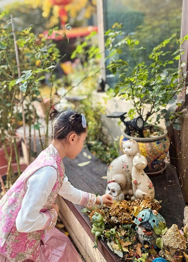 赵文卓妻女北京别墅赏秋，院里满是落叶，仨子女只有小女儿留身边（组图） - 7