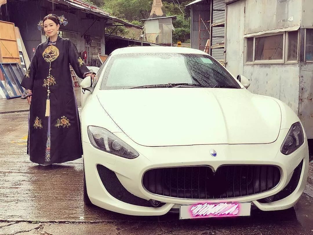 50岁“最丑港女”再度爆红！做过酒娘、拒嫁豪门、不婚不育，如今身价过亿：一般人真驾驭不了（组图） - 30