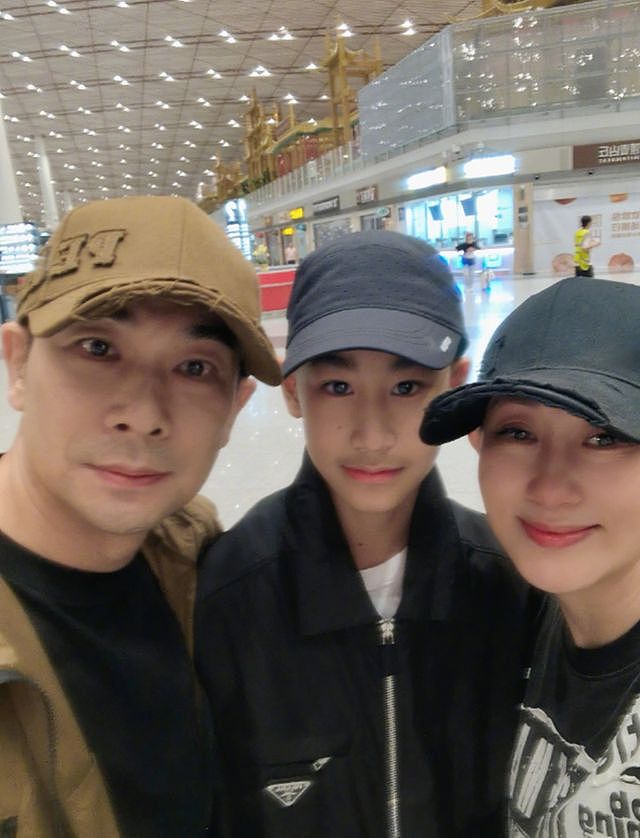 赵文卓妻女北京别墅赏秋，院里满是落叶，仨子女只有小女儿留身边（组图） - 13