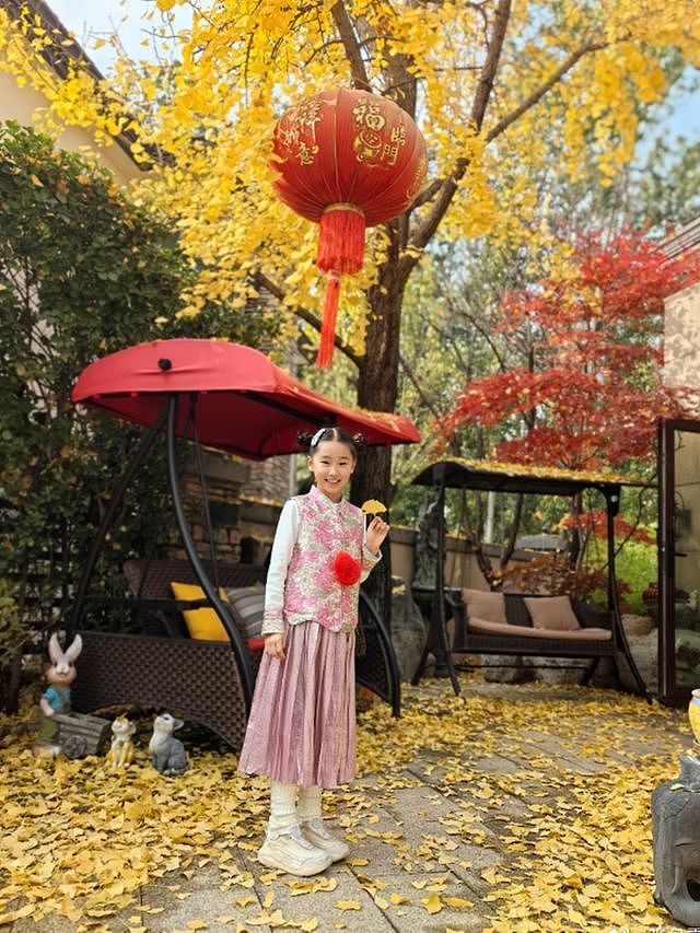 赵文卓妻女北京别墅赏秋，院里满是落叶，仨子女只有小女儿留身边（组图） - 4