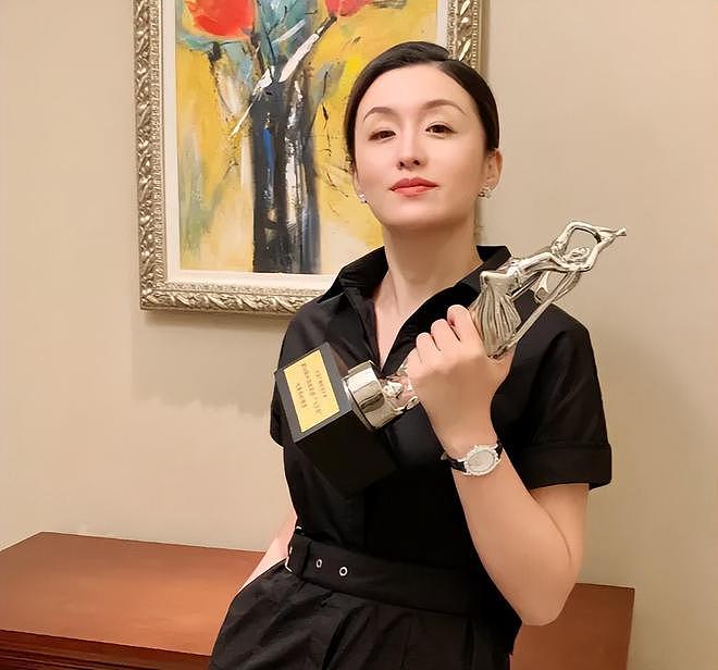 上视节官微被冲！网友要求撤掉秦雯所获奖项，本人至今不敢回应（组图） - 2