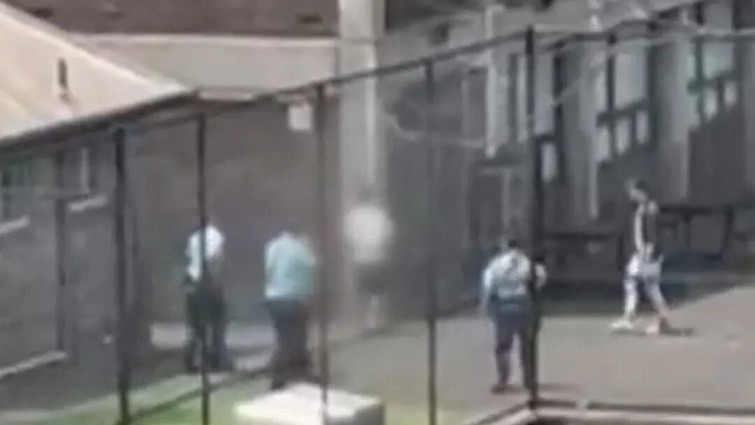 悉尼第一精英中学出大事儿！现场图片曝光，警察拔枪制服学生...（组图） - 4