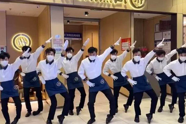 骂爆！中国网红在国外街头热舞，视频疯传330万次！却遭本地网友狂喷引发公愤（视频/组图） - 9