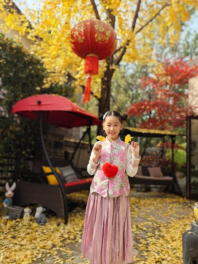 赵文卓妻女北京别墅赏秋，院里满是落叶，仨子女只有小女儿留身边（组图） - 2