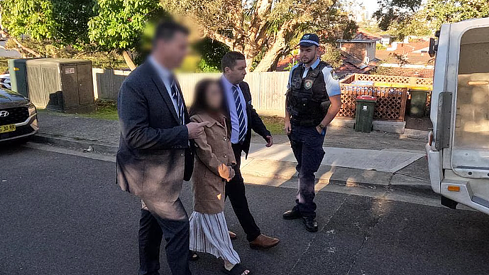 澳华人诈骗团伙近20人被捕！亚裔“风水大师”领政府福利，住千万豪宅！更多细节曝光（组图） - 2