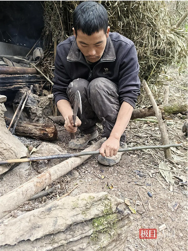 荒野求生“刀疤哥“走红:钻木取火,每天吃30猕猴桃(组图) - 1
