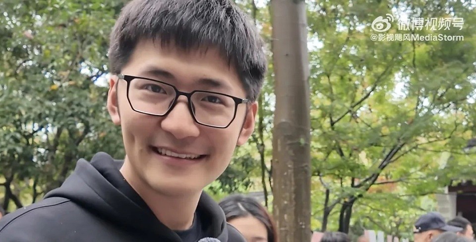 29岁影视飓风创始人参加杭州相亲角,被嫌弃“学历太低”!其父系圆通速递总裁潘水苗(组图) - 1