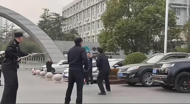 男子持刀与警方对峙，被路虎一脚油撞飞，网友喊话车企“接流量”，品牌方回应（组图） - 1