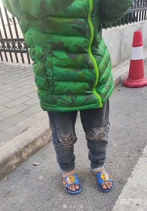 西安8岁女童丧母，冬天穿拖鞋街头捡食，路人拍片终改写悲惨命运（组图） - 3