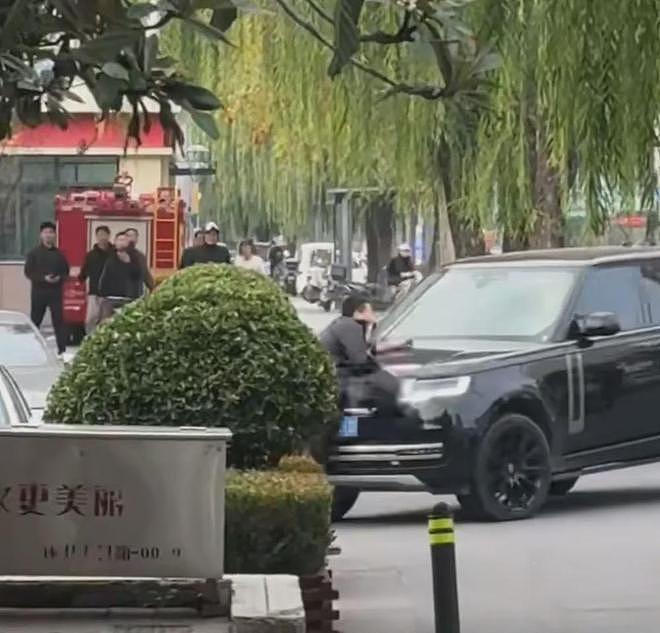 男子持刀与警方对峙，被路虎一脚油撞飞，网友喊话车企“接流量”，品牌方回应（组图） - 5