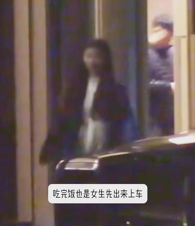 张翰疑似恋情曝光后被偶遇,为粉丝签名超随和,字迹好漂亮(组图) - 2