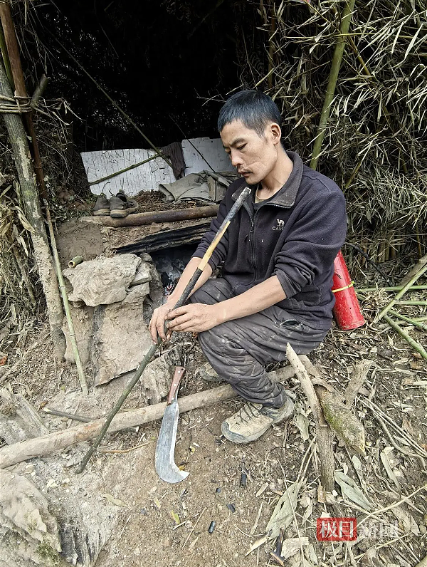 荒野求生“刀疤哥“走红:钻木取火,每天吃30猕猴桃(组图) - 2