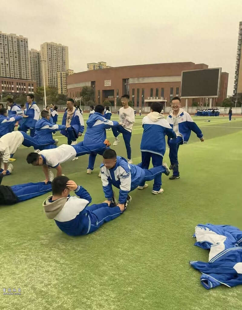 深蹲+高抬腿+平板支撑+仰卧起坐，学生：太坑了（组图） - 1