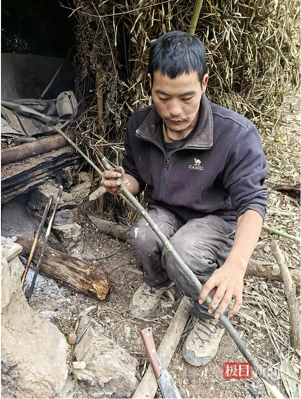 荒野求生“刀疤哥“走红:钻木取火,每天吃30猕猴桃(组图) - 5