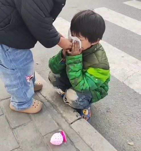 西安8岁女童丧母，冬天穿拖鞋街头捡食，路人拍片终改写悲惨命运（组图） - 2