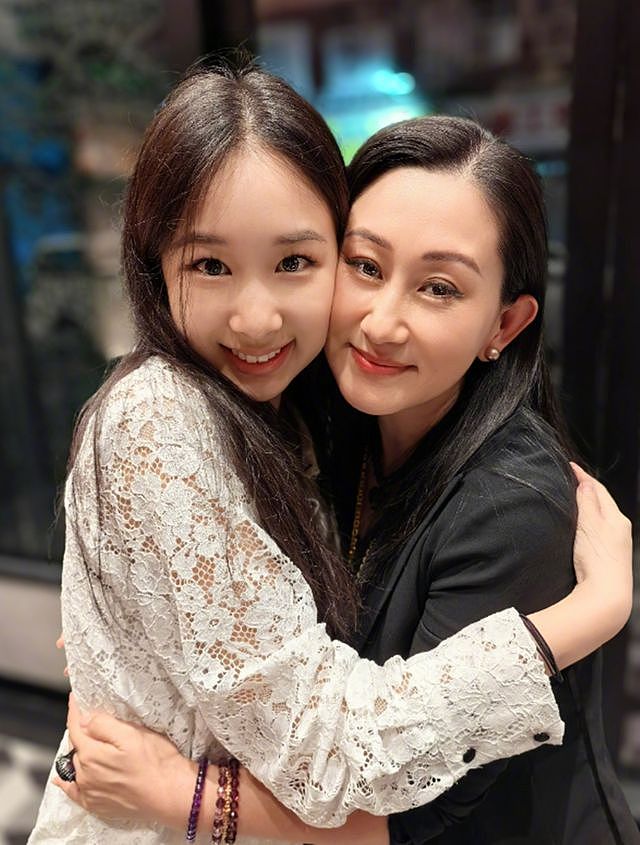 赵文卓妻女北京别墅赏秋，院里满是落叶，仨子女只有小女儿留身边（组图） - 12