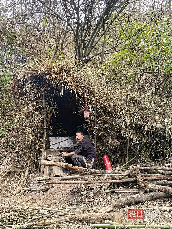 荒野求生“刀疤哥“走红:钻木取火,每天吃30猕猴桃(组图) - 4