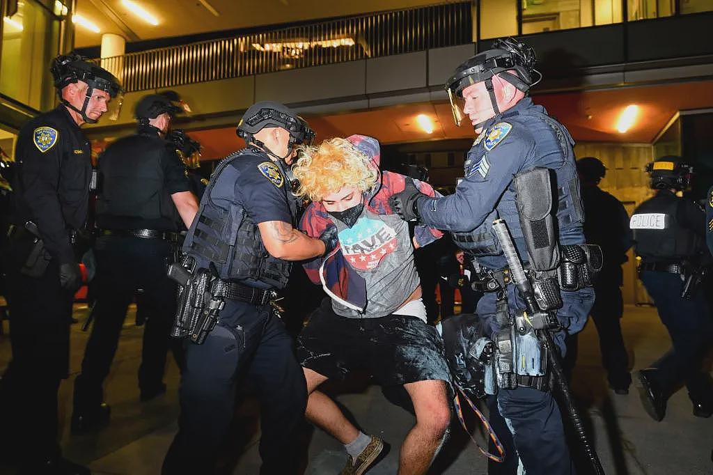 加州伯克利大学爆大规模冲突！打成一片，多人被捕（组图） - 4