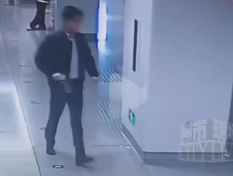 南宁地铁男子当街如厕的事，竟然反转了！（组图） - 3