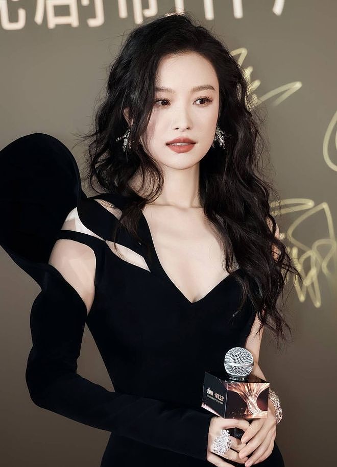 倪妮不受王家卫影响?白敬亭耍大牌的瓜?张凌赫被徐若晗抹黑?宋祖儿后台很硬?待爆雷男星得粉丝怜爱?(组图) - 4
