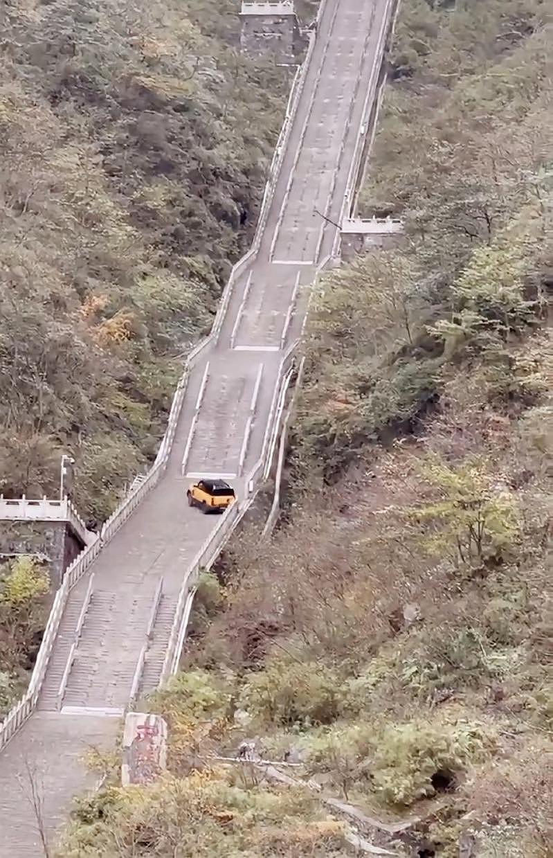 奇瑞试车撞断天梯护栏，5A景区免审批挨轰“和烟火炸山一样”（视频/组图） - 3