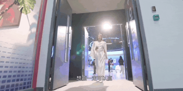 50岁“最丑港女”再度爆红！做过酒娘、拒嫁豪门、不婚不育，如今身价过亿：一般人真驾驭不了（组图） - 33