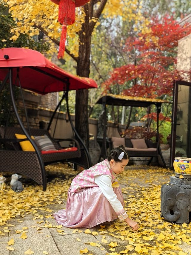 赵文卓妻女北京别墅赏秋，院里满是落叶，仨子女只有小女儿留身边（组图） - 3
