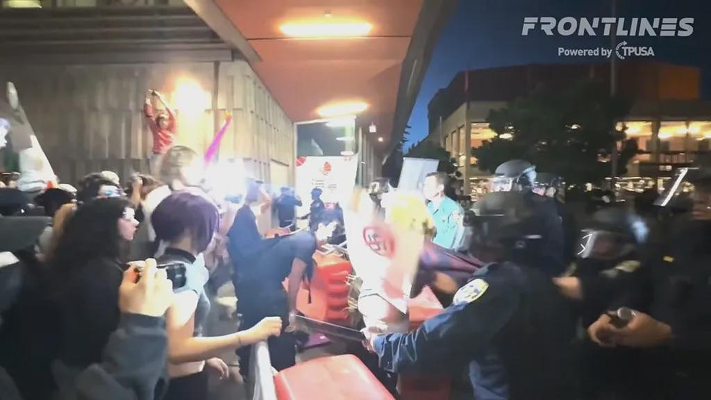 加州伯克利大学爆大规模冲突！打成一片，多人被捕（组图） - 9